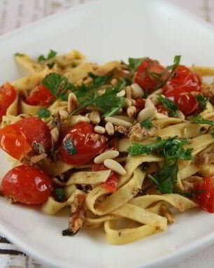 Паста с сардинами, помидорами черри и кедровыми орешками
