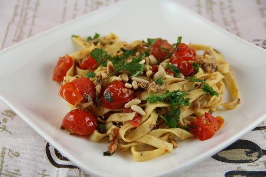 Рецепт паста с сардинами, помидорами черри и кедровыми орешками