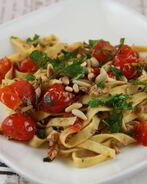 Паста с сардинами, помидорами черри и кедровыми орешками