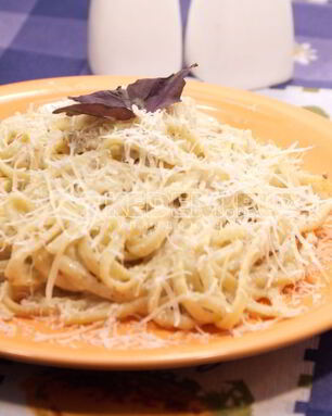 Паста с соусом бешамель и курицей