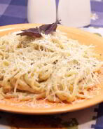 Паста с соусом бешамель и курицей