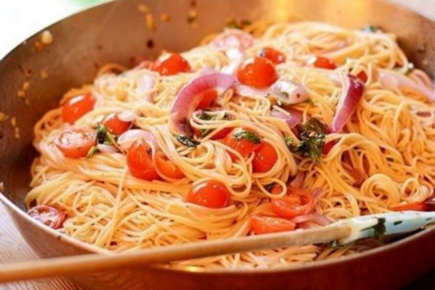 Рецепт паста с сыром, красным луком и черри