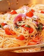 Паста с сыром, красным луком и черри