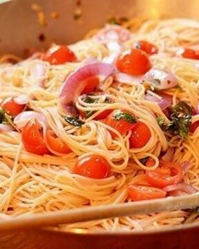 Паста с сыром, красным луком и черри