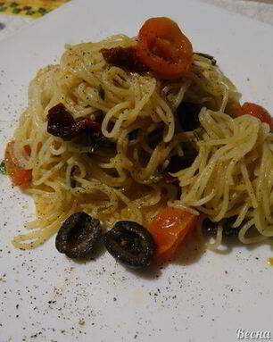 Паста с томатами черри и маслинами