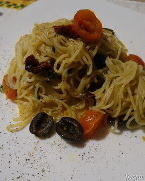 Паста с томатами черри и маслинами