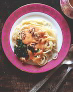 Паста со шпинатом и соусом из фасоли