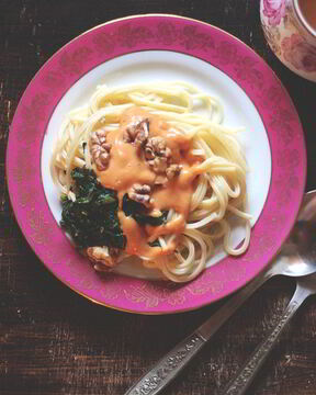 Паста со шпинатом и соусом из фасоли