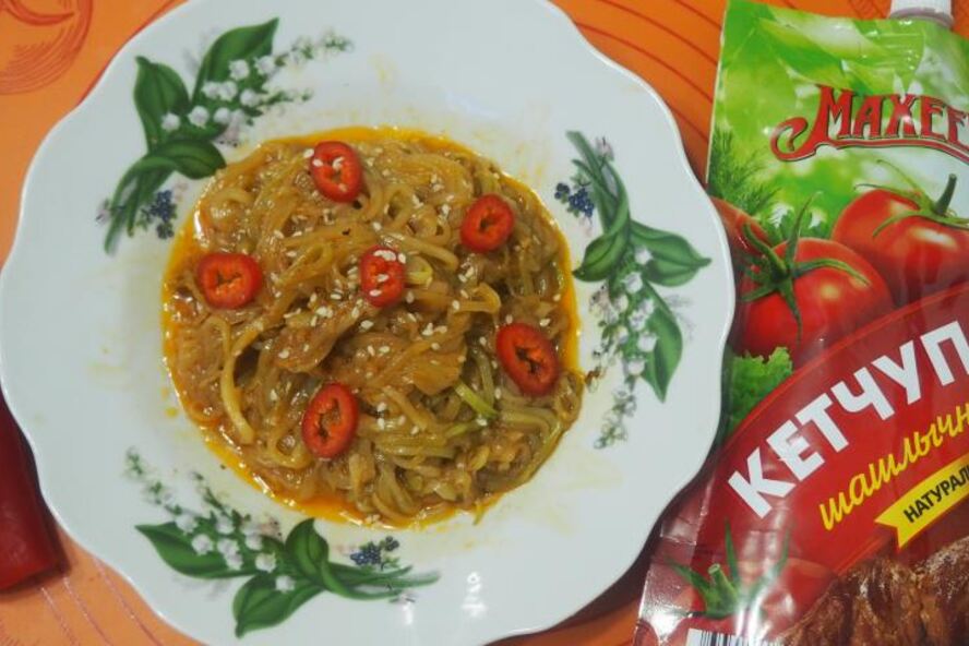Рецепт спагетти из кабачка с кунжутом и кетчупом