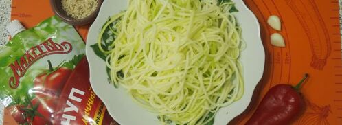 спагетти из кабачка с кунжутом и кетчупом. Шаг 2