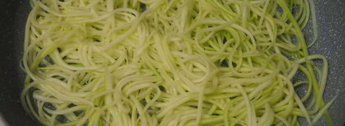 спагетти из кабачка с кунжутом и кетчупом. Шаг 3