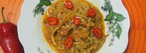 спагетти из кабачка с кунжутом и кетчупом. Шаг 5