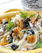 Спагетти с лисичками и оливками