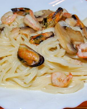 Спагетти с морепродуктами в сливочном соусе