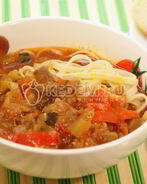 Спагетти с подливой из мяса и овощей