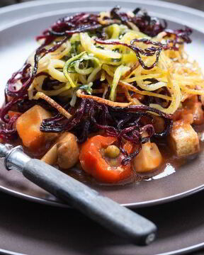 Спагетти с цуккини, грибами и горохом