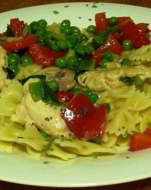 Яркая паста с горошком, перцем и индейкой