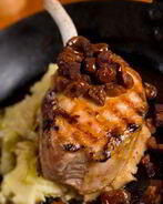 Баранина в соусе из вишни и портвейна с мятой