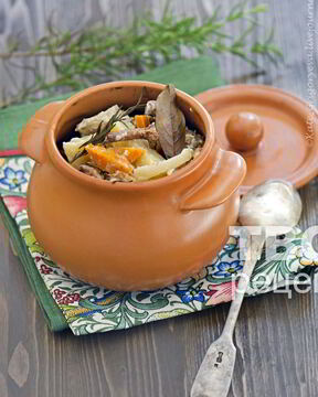 Филе индейки в горшочках с овощами и лисичками