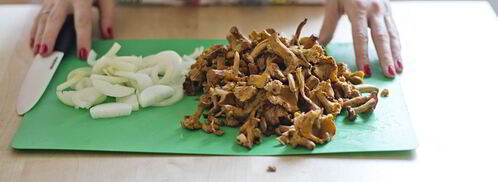 филе индейки в горшочках с овощами и лисичками. Шаг 2