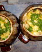 Говядина с фасолью и овощами в горшочках