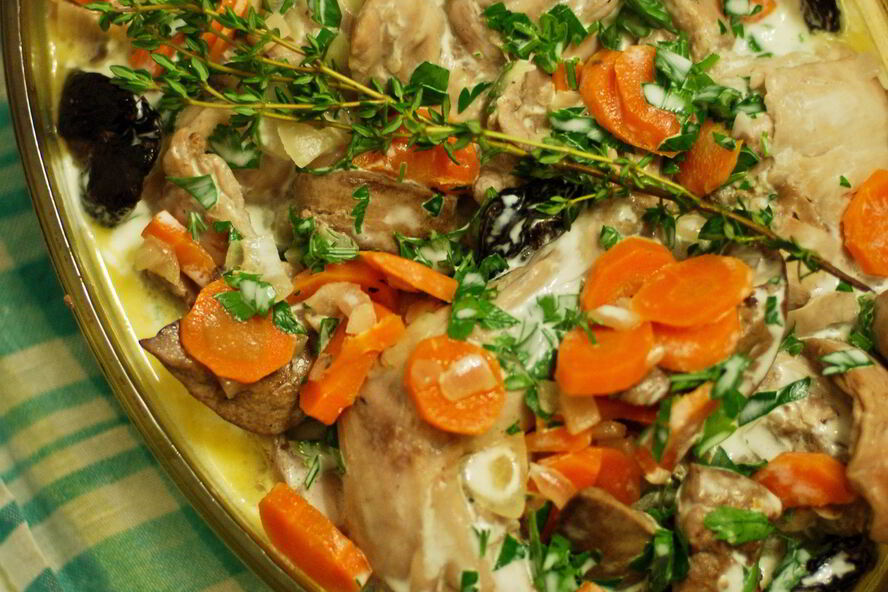 Рецепт кролик, тушеный в сметане с травами