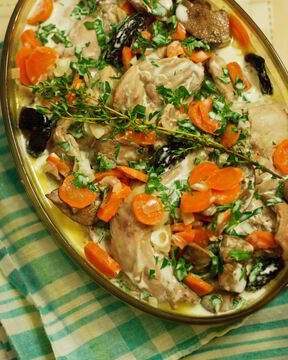 Кролик, тушеный в сметане с травами