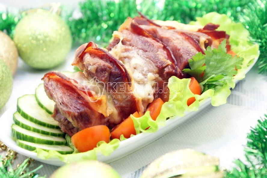 Рецепт мясо с беконом и сыром