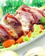 Мясо с беконом и сыром