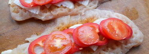 отбивные из куриного филе с луком, помидорами и сыром на пару. Шаг 2