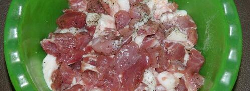 пражанина — мясо с овощами, черносливом и грибами в горшочках. Шаг 3