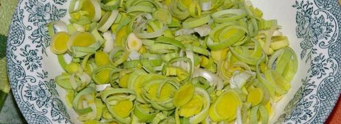 пражанина — мясо с овощами, черносливом и грибами в горшочках. Шаг 5