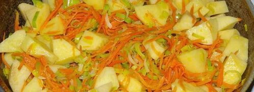 пражанина — мясо с овощами, черносливом и грибами в горшочках. Шаг 8