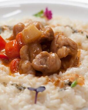 Рагу из кролика с ризотто и соусом песто