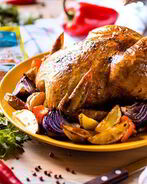 Сочный цыпленок табака с ароматными травами и специями восточной кухни и гарниром из овощей