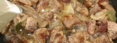 свинина кусочками на сковороде. Шаг 7