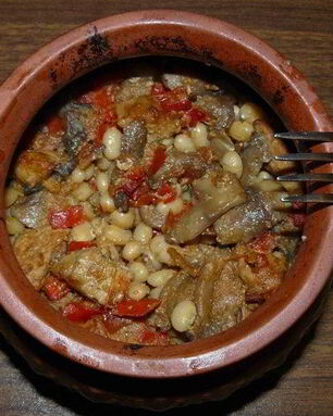 Свинина с фасолью в горшочках