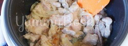 свинина тушеная в сметанно-томатном соусе в мультиварке. Шаг 5