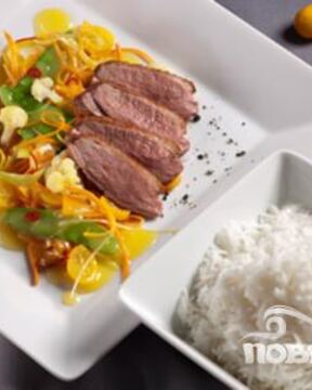 Утка с овощами и рисом