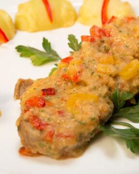 Запеченная свинина в овощной икре с картофелем