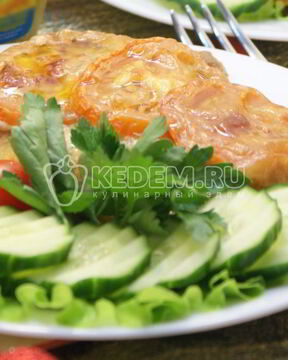 Запеченное мясо с помидорами и сыром