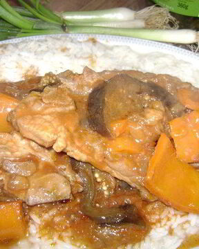 Жаренное мясо с баклажанами и специями