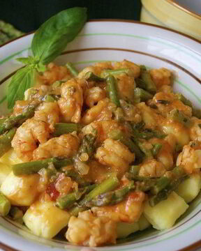 Ньокки с креветками и спаржей