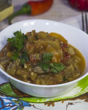 Баклажаны с перцем и помидорами быстро и просто