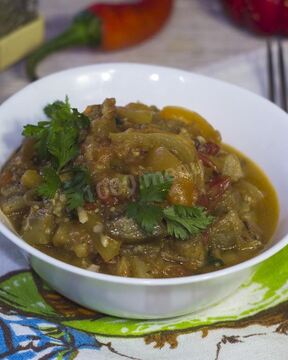 Баклажаны с перцем и помидорами быстро и просто