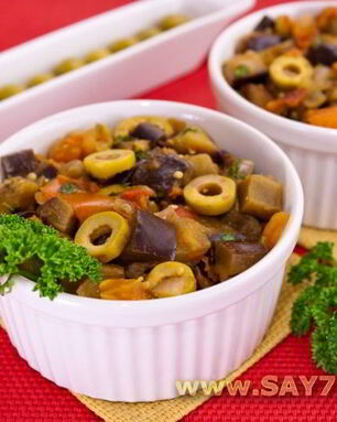 Баклажаны, тушенные с оливками и помидорами