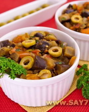 Баклажаны, тушенные с оливками и помидорами