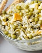 Горошек по-парижски с зеленой фасолью и яйцом