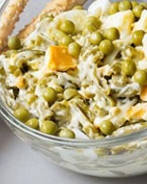 Горошек по-парижски с зеленой фасолью и яйцом