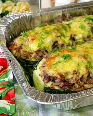 Кабачок, фаршированный мясом и рисом
